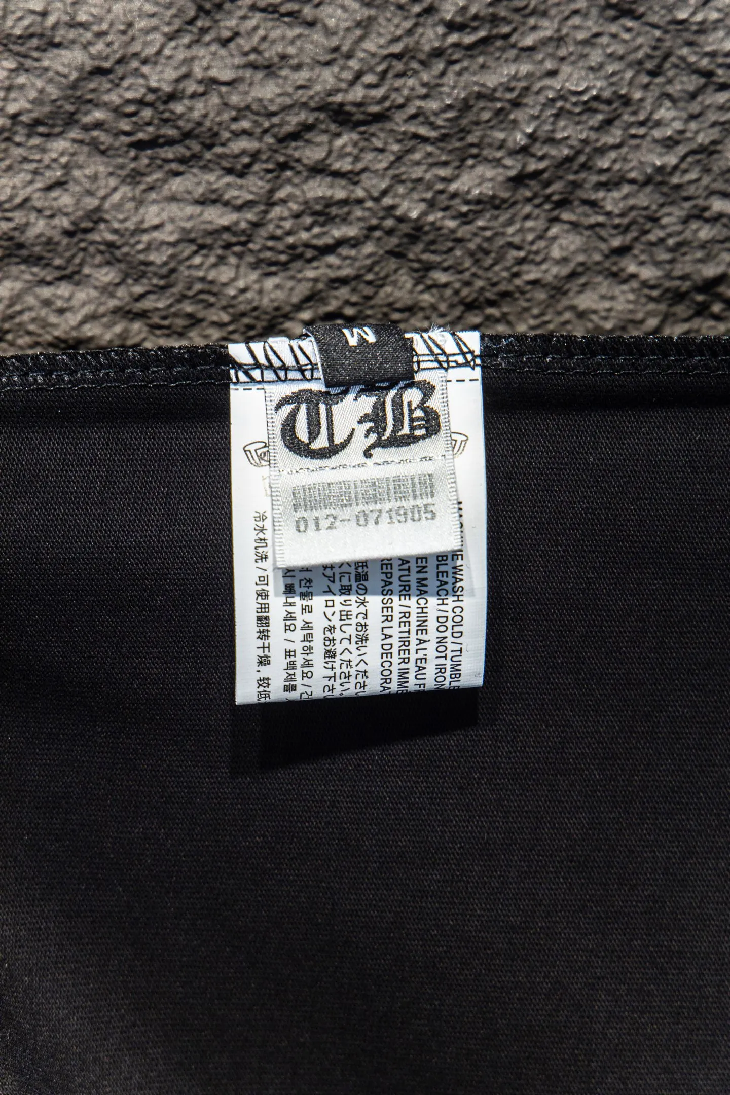 🅿️180 Style No.: 7256# Chrome hearts• 25ss ⚠YB custom-woven and custom-dyed fabrics, colors, prints, styles, accessories, hardware. The fabric is woven by imported machines. The uniqueness of the cloth texture creates a perfect garment effect. The fabric is made of 260-gram clean cloth with 320-gram 1*1 ribs. 4-color environmentally friendly custom-dyed fabrics, threads in the same cylinder, no color difference.  Gradient graffiti on garments, hand-made graffiti technology on garments, the details of the collar, pockets, cuffs, and front and rear threads are clearly visible. The printing uses Japanese BROTHER white ink digital direct-injection garment printing. This model is a global limited edition. In order to present a product like a work of art, after a long period of repeated determination of details, a very high-standard garment is presented. The front chest is made of direct-injection printing environmentally friendly glue material, using a mechanized printing process. Mechanical printing has high precision, the positioning accuracy can reach ±0.02mm, and the quality is stable.  The body of the garment is processed with hand-nailed hardware elements, which greatly increases the interest of the garment and creates a unique visual effect. The special washing effect creates a unique aged effect.  Croix Heart Short Sleeve must be the first short-sleeved piece in spring and summer that blurs the boundaries of unisex style. It has a classic dropped shoulder oversize version and a loose and casual upper body.  Color: Black White Size: S M L XL